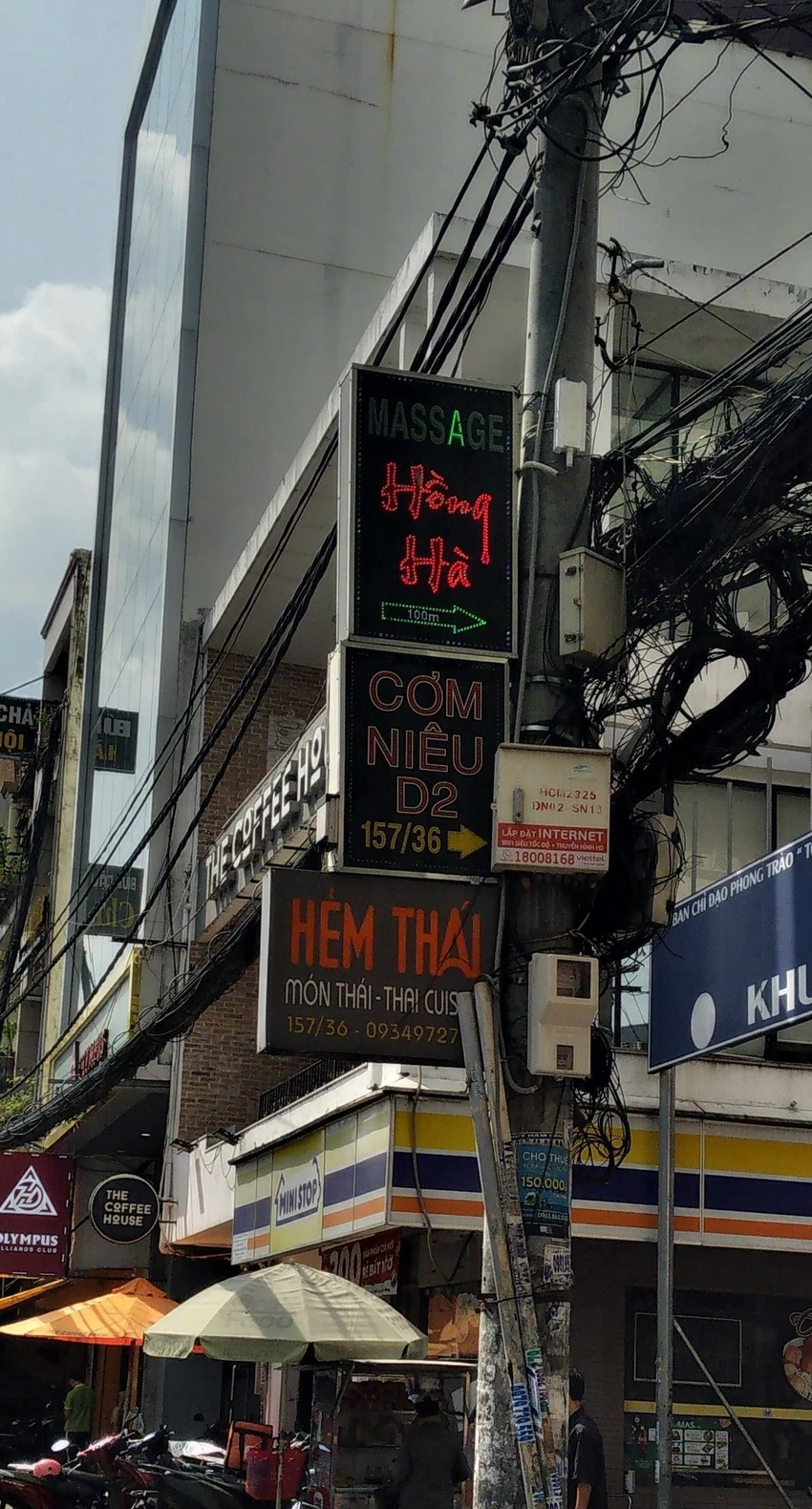 gắn bảng hiệu quảng cáo trên cột đèn