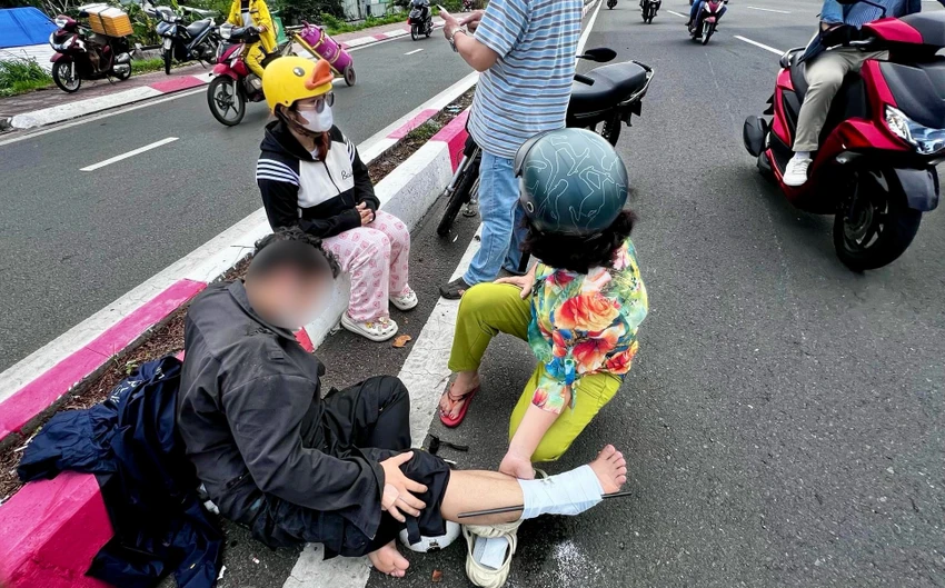 chó ngồi trên xe máy phóng xuống đường