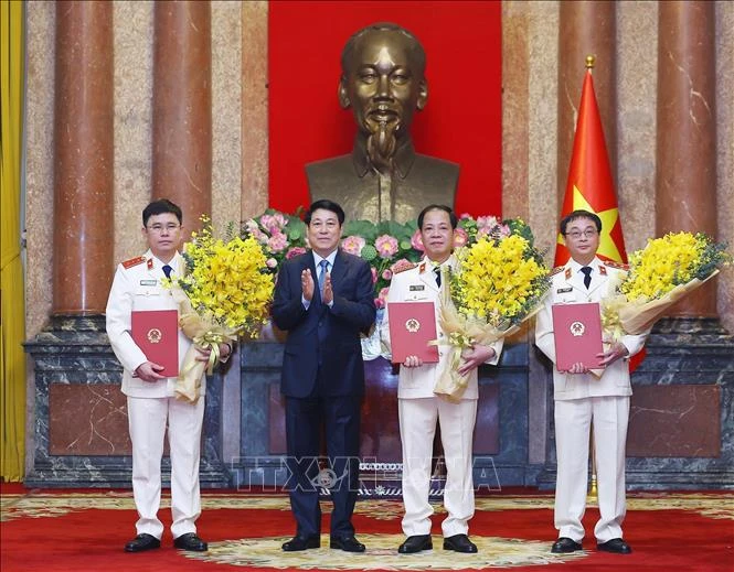 Chủ tịch nước Lương Cường trao quyết định bổ nhiệm chức danh Kiểm sát viên VKSND Tối cao đối với ông Nguyễn Hoài Nam và Trần Hải Quân; bổ nhiệm giữ chức Phó Viện trưởng VKSND Tối cao đối với ông Nguyễn Đức Thái và ông Trần Hải Quân - Ảnh: TTXVN