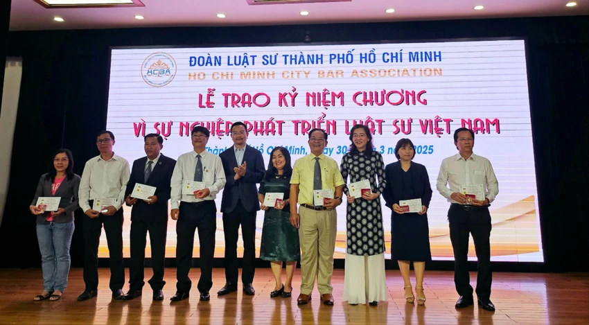 doan-luat-su-tp.hcm-trao.jpg