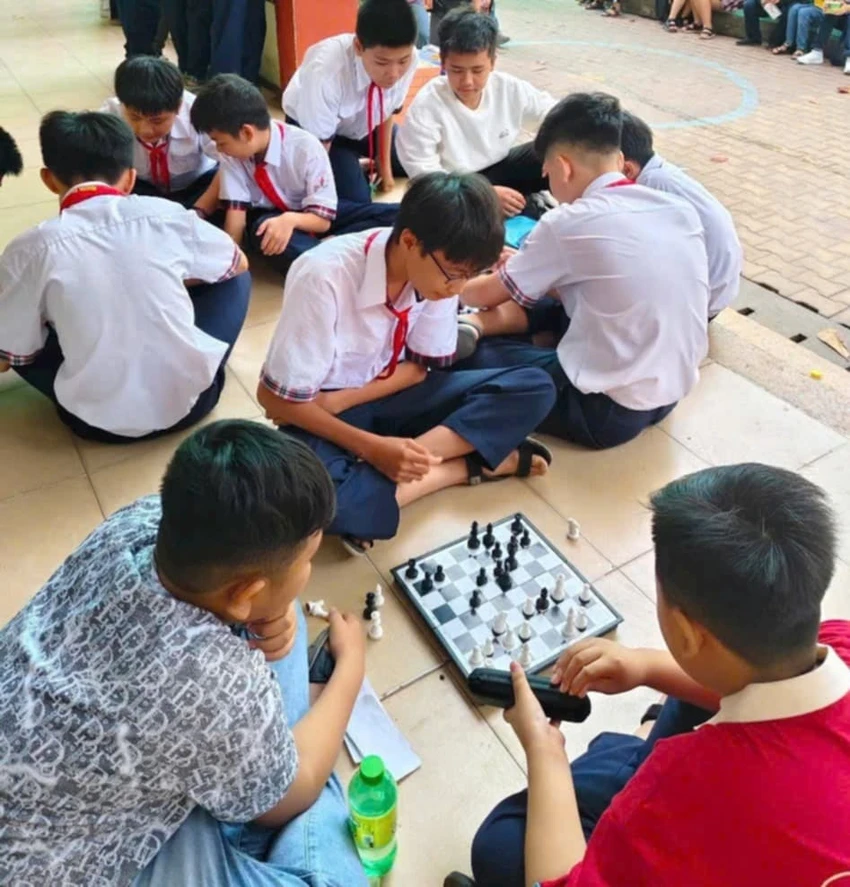 cấm học sinh dùng điện thoại