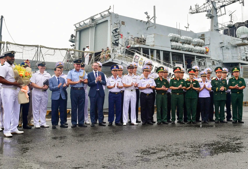 doan-thuy-thu-tau-hsm-richmond-duoc-don-tiep-nong-hau-khi-tau-vua-cap-cang-nha-rong-9938-2135.jpg.jfif