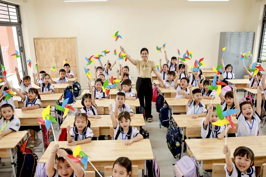 Cô trò trường tiểu học Đặng Thùy Trâm (phường An Hội Tây, TP.HCM) vui vẻ vì được dạy và học trong ngôi trường mới trong năm học 2025-2026. Ảnh: NGUYỄN QUYÊN
