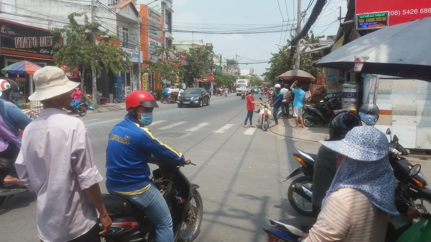 Ngang nhiên dàn cảnh trộm xe ngay giữa chợ ảnh 1