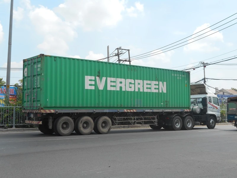 Container 'húc' xe buýt leo lên dải phân cách ảnh 2 Container 'húc' xe buýt leo lên dải phân cách ảnh 2
