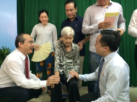Chùm ảnh: 'Còn sống để đi bầu cử thì cứ đi đã...' ảnh 1