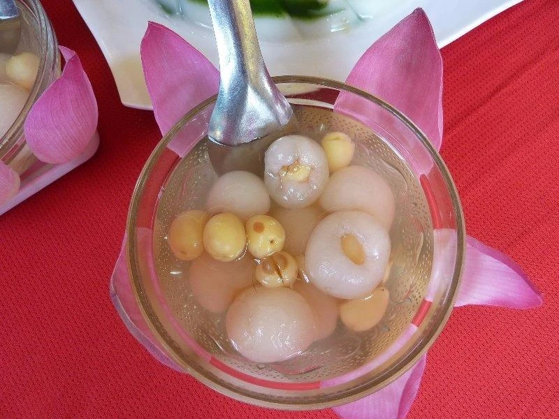 Chè long nhãn được nấu từ nhãn xuồng, vị ngọt thanh, tự nhiên từ trái nhãn chứ không phải từ đường. ẢNH: THANH TUYỀN
