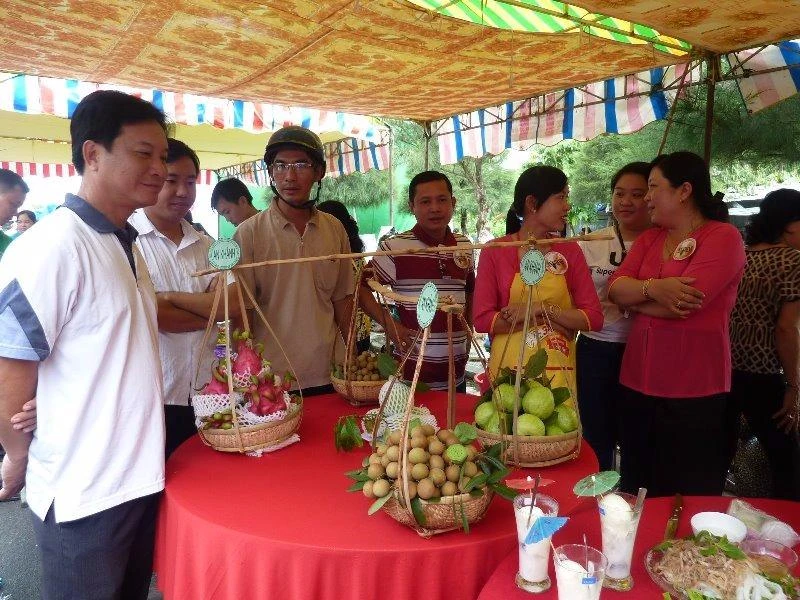 Những gánh hàng trái cây được bày biện dễ thương trên bàn