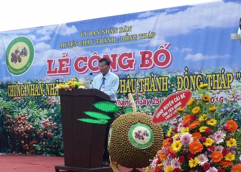 Ông Huỳnh Văn Thông, Chủ tịch UBND Huyện Châu Thành, Tỉnh Tiền Giang phát biểu tại buổi lễ. ẢNH: THANH TUYỀN.