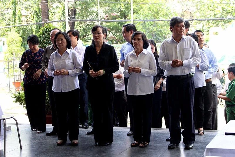 Bà Nguyễn Thị Quyết Tâm dẫn đầu đoàn đại biểu HĐND TP thắp nén nhang đầu tiên tiễn đưa ông Nguyễn Thanh Chín về nơi chín suối