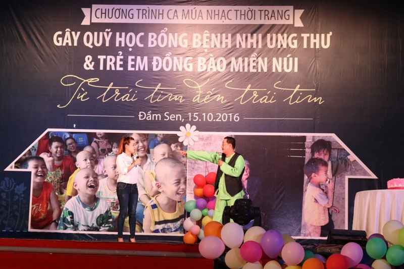 Nghệ sĩ Thanh Nam (bên phải anh) cũng góp mặt trong chương trình, diễn minh họa cho ca khúc "Đừng bỏ con mẹ ơi". ẢNH: THANH TUYỀN.