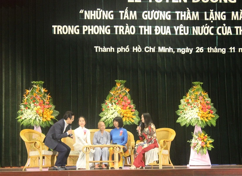 Cô Đinh Thị Kim Phấn (áo dài xanh) chia sẻ về công việc của mình tại lễ tuyên dương.