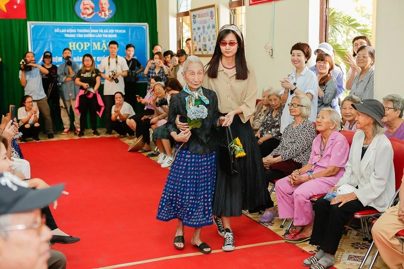 Ngắm các cụ bà ở viện dưỡng lão trình diễn thời trang ảnh 15 Ngắm các cụ bà ở viện dưỡng lão trình diễn thời trang ảnh 15