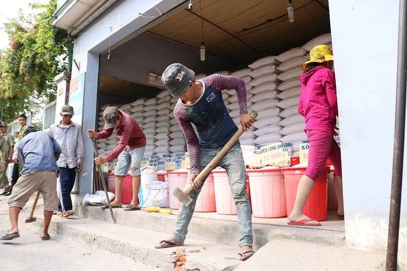 Thủ Đức tháo biển hiệu, dỡ bậc thềm lấn vỉa hè ảnh 1 Thủ Đức tháo biển hiệu, dỡ bậc thềm lấn vỉa hè ảnh 1