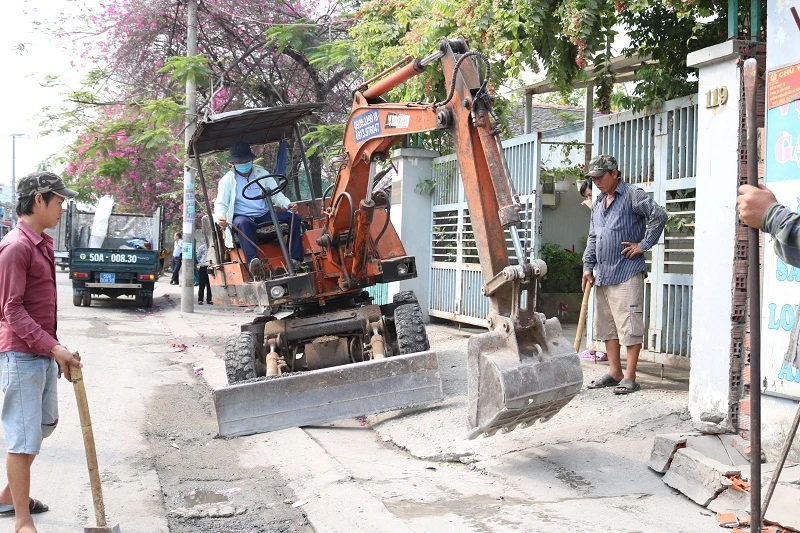 Thủ Đức tháo biển hiệu, dỡ bậc thềm lấn vỉa hè ảnh 2 Thủ Đức tháo biển hiệu, dỡ bậc thềm lấn vỉa hè ảnh 2