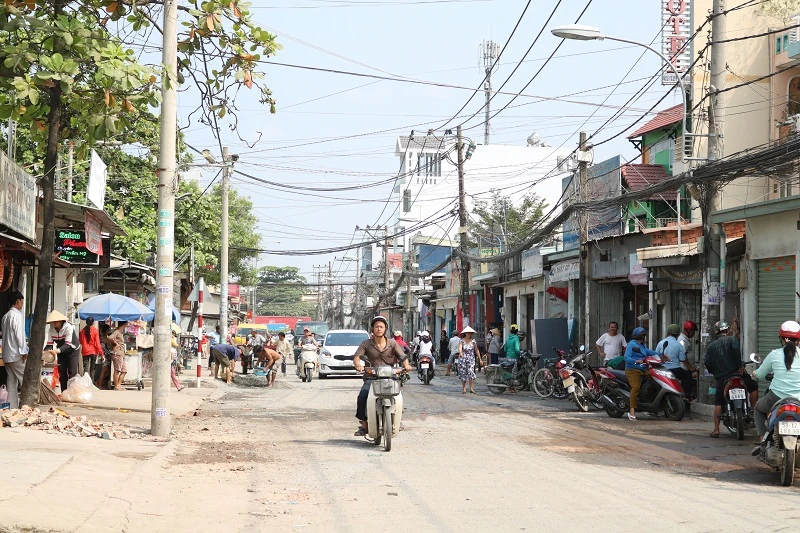Thủ Đức tháo biển hiệu, dỡ bậc thềm lấn vỉa hè ảnh 3 Thủ Đức tháo biển hiệu, dỡ bậc thềm lấn vỉa hè ảnh 3