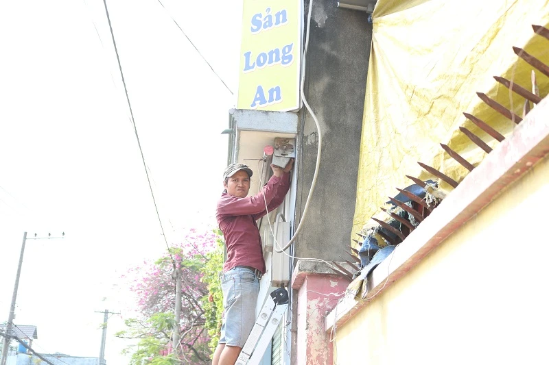 Thủ Đức tháo biển hiệu, dỡ bậc thềm lấn vỉa hè ảnh 5 Thủ Đức tháo biển hiệu, dỡ bậc thềm lấn vỉa hè ảnh 5