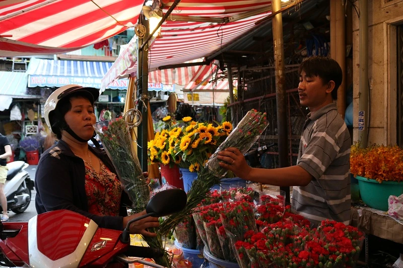 Chợ hoa Hồ Thị Kỷ 
