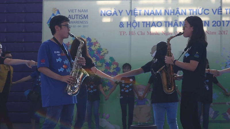 Trẻ tự kỉ hòa mình trong các trò chơi vận động ảnh 21