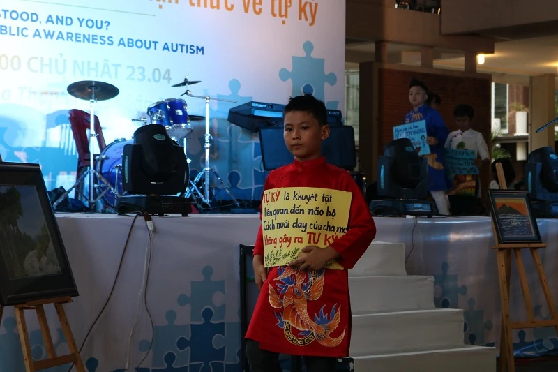 'Người mẫu' nhí mặc áo dài kêu gọi nhận thức về tự kỷ ảnh 7 'Người mẫu' nhí mặc áo dài kêu gọi nhận thức về tự kỷ ảnh 7