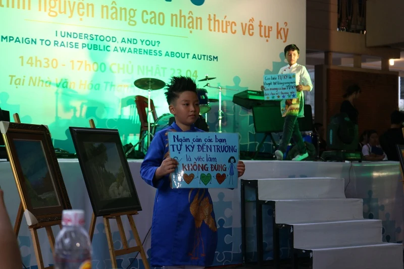 'Người mẫu' nhí mặc áo dài kêu gọi nhận thức về tự kỷ ảnh 8 'Người mẫu' nhí mặc áo dài kêu gọi nhận thức về tự kỷ ảnh 8