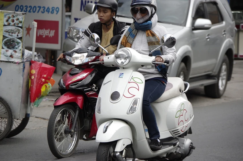 Quần dài, vớ chân, khăn len, áo choàng kín đầu.