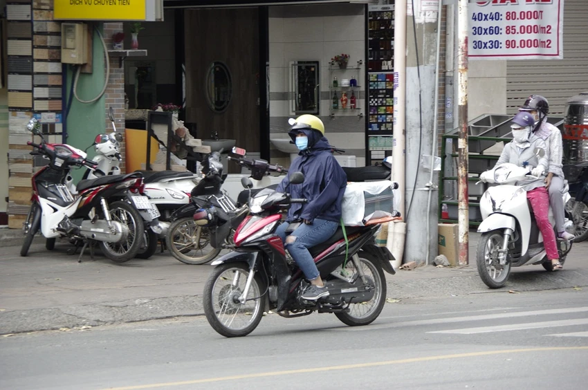 Một chiếc áo không đủ giữ ấm, bạn nữ co ro, tay không ngừng chà vào quần jeans để giữ ấm tay.