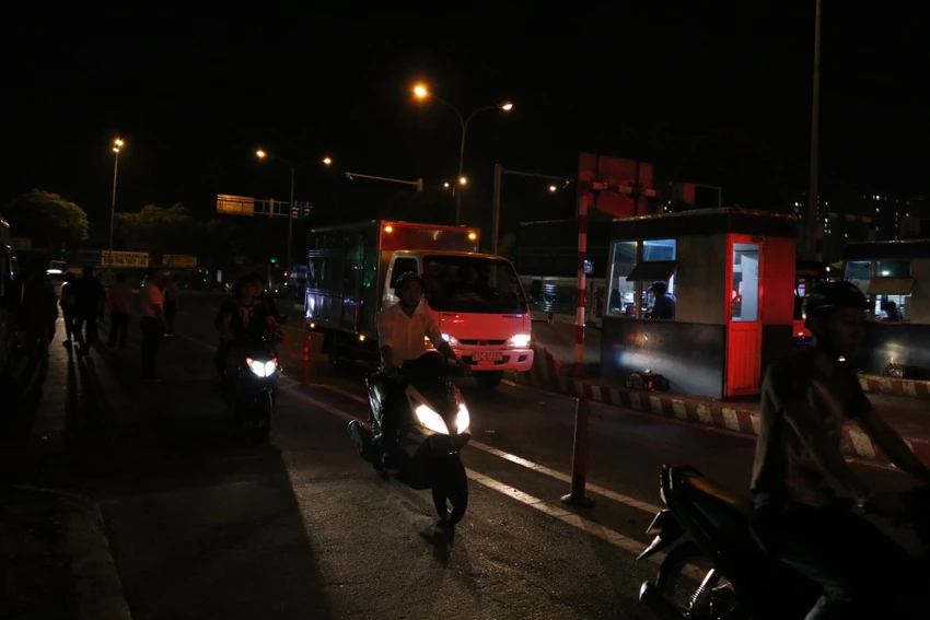 Xe hàng liên tục ra vào từ đêm khuya cho đến rạng sáng hôm sau. 