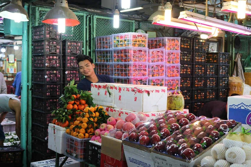 Quýt, táo, lê đã sẵn sàng, chỉ chờ người đến mua.