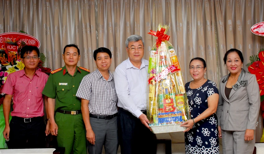 Bà Nguyễn Thị Quyết Tâm thăm báo Pháp Luật TP.HCM ảnh 3 Bà Nguyễn Thị Quyết Tâm thăm báo Pháp Luật TP.HCM ảnh 3