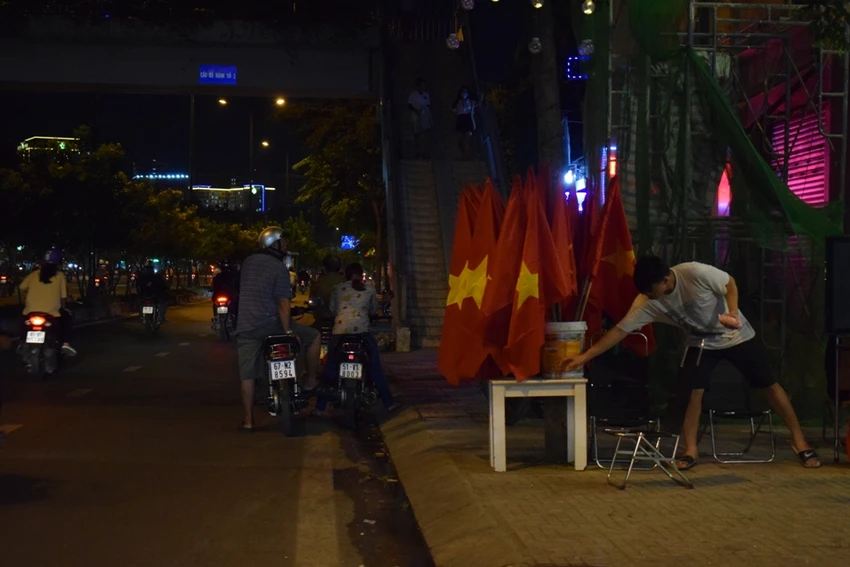 Quán nhậu, quán cà phê chật cứng người xem Việt Nam đá bán kết ảnh 9 Quán nhậu, quán cà phê chật cứng người xem Việt Nam đá bán kết ảnh 9