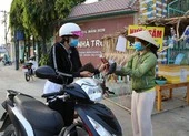 Nghỉ học kéo dài, giáo viên bán trái cây kiếm thêm thu nhập