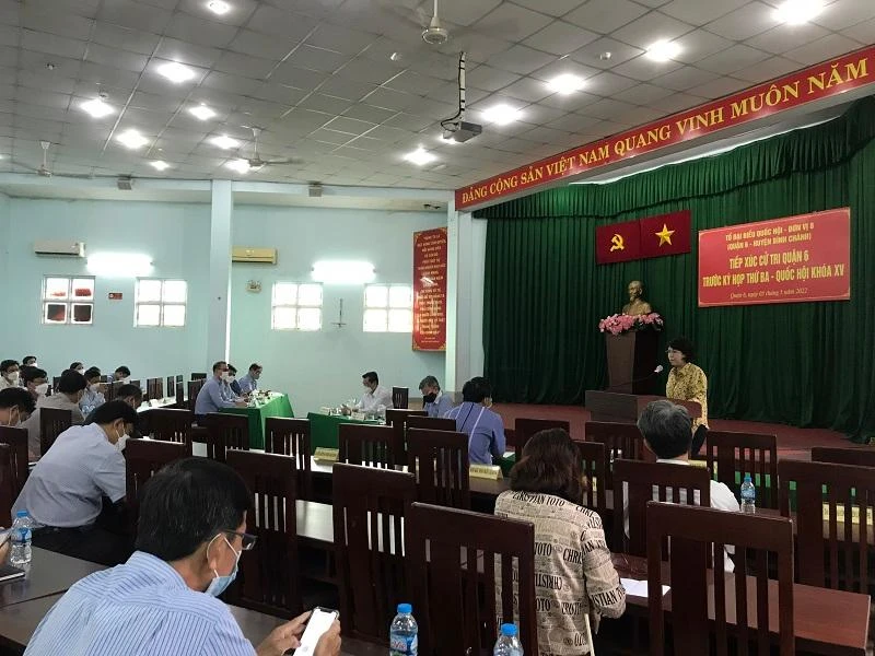 Tổ ĐBQH đơn vị 8 tiếp xúc với cử tri quận 6 chiều 5-5. Ảnh: THANH TUYỀN