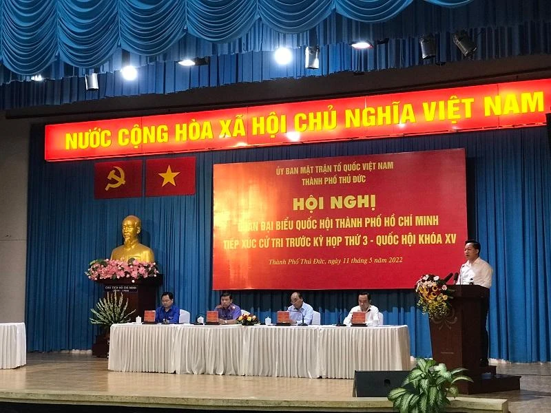 Chủ tịch UBND TP Thủ Đức Hoàng Tùng trả lời ý kiến của cử tri. Ảnh: THANH TUYỀN Chủ tịch UBND TP Thủ Đức Hoàng Tùng trả lời ý kiến của cử tri. Ảnh: THANH TUYỀN