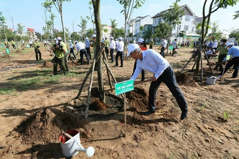 Phó chủ tịch UBND TP.HCM Võ Văn Hoan trồng cây tại buổi phát động. Ảnh: PHAN LÊ Phó chủ tịch UBND TP.HCM Võ Văn Hoan trồng cây tại buổi phát động. Ảnh: PHAN LÊ