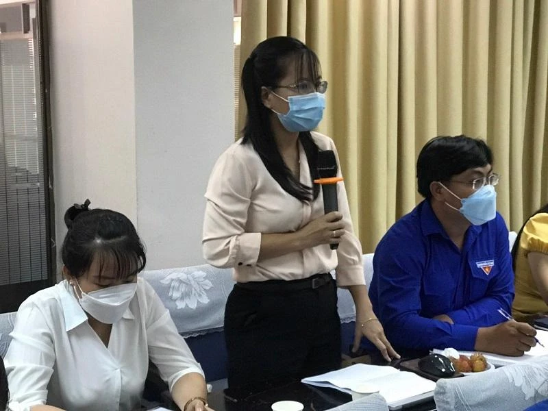 Cán bộ cấp phường nêu ý kiến tại diễn đàn. Ảnh: THANH TUYỀN Cán bộ cấp phường nêu ý kiến tại diễn đàn. Ảnh: THANH TUYỀN