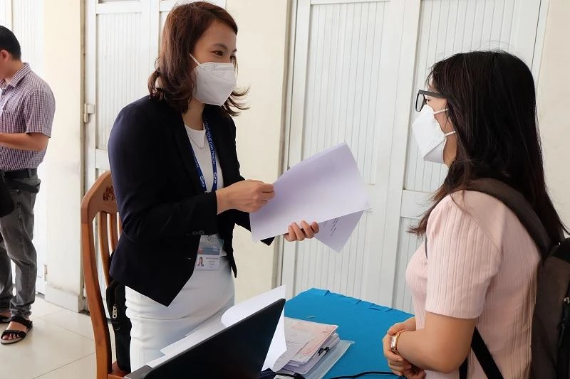 Người lao động được hỗ trợ làm thủ tục trong ngày tại ngày hội cải cách hành chính diễn ra vào sáng 8-6. Ảnh: T.T Người lao động được hỗ trợ làm thủ tục trong ngày tại ngày hội cải cách hành chính diễn ra vào sáng 8-6. Ảnh: T.T