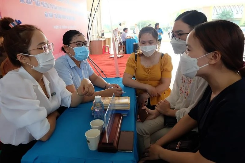 Người lao động quan tâm về thủ tục bảo hiểm và cơ quan chức năng hỗ trợ giải thích. Ảnh: T.T Người lao động quan tâm về thủ tục bảo hiểm và cơ quan chức năng hỗ trợ giải thích. Ảnh: T.T