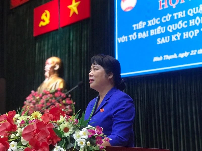 ĐB Trần Kim Yến, Bí thư quận 1 chia sẻ với cử tri về Trung tâm mua sắm tập trung y tế. Ảnh: THANH TUYỀN ĐB Trần Kim Yến, Bí thư quận 1 chia sẻ với cử tri về Trung tâm mua sắm tập trung y tế. Ảnh: THANH TUYỀN
