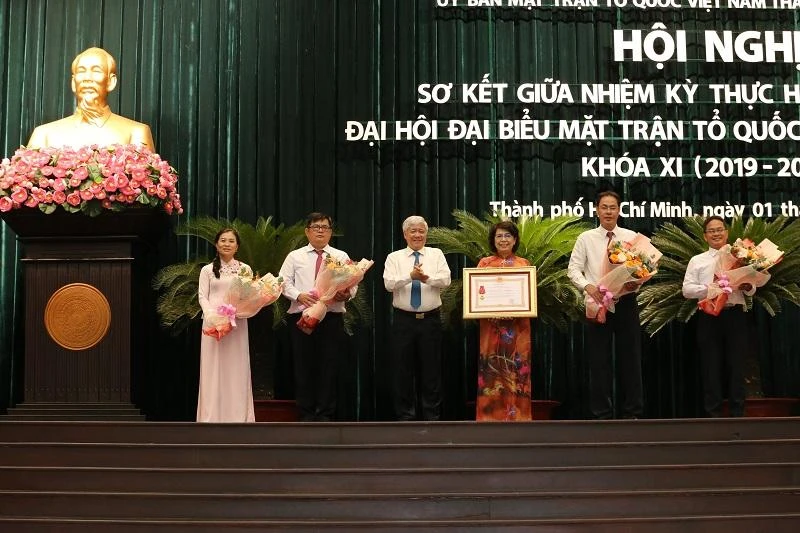 Ủy ban MTTQ Việt Nam TP.HCM nhận Huân chương Lao động hạng Nhì. Ảnh: THU THẢO Ủy ban MTTQ Việt Nam TP.HCM nhận Huân chương Lao động hạng Nhì. Ảnh: THU THẢO