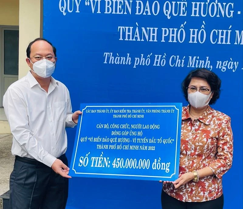 Chủ tịch Ủy ban MTTQ Việt Nam TP.HCM nhận số tiền ủng hộ từ Phó Bí thư Thành ủy TP.HCM Nguyễn Hồ Hải. Ảnh: MTTQ TP.HCM Chủ tịch Ủy ban MTTQ Việt Nam TP.HCM nhận số tiền ủng hộ từ Phó Bí thư Thành ủy TP.HCM Nguyễn Hồ Hải. Ảnh: MTTQ TP.HCM