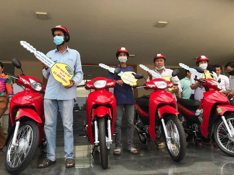 Người dân có hoàn cảnh khó khăn nhận phương tiện sinh kế là xe máy do Ủy ban MTTQ Việt Nam TP Thủ Đức trao tặng. Ảnh: THANH TUYỀN Người dân có hoàn cảnh khó khăn nhận phương tiện sinh kế là xe máy do Ủy ban MTTQ Việt Nam TP Thủ Đức trao tặng. Ảnh: THANH TUYỀN