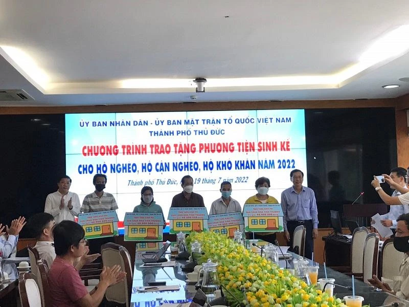 Chủ tịch Ủy ban MTTQ Việt Nam TP Thủ Đức Trần Hữu Phước và Chánh văn phòng TP Thủ Đức Võ Tấn Quan trao kinh phí sửa nhà cho người dân. Ảnh: THANH TUYỀN Chủ tịch Ủy ban MTTQ Việt Nam TP Thủ Đức Trần Hữu Phước và Chánh văn phòng TP Thủ Đức Võ Tấn Quan trao kinh phí sửa nhà cho người dân. Ảnh: THANH TUYỀN