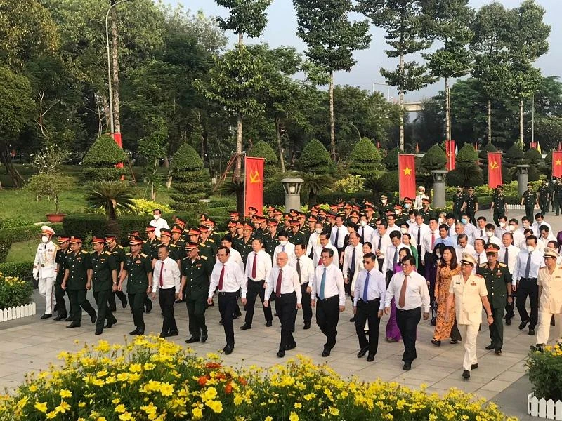 Đoàn đại biểu tiến vào dâng hoa, dâng hương. Ảnh: THANH TUYỀN Đoàn đại biểu tiến vào dâng hoa, dâng hương. Ảnh: THANH TUYỀN
