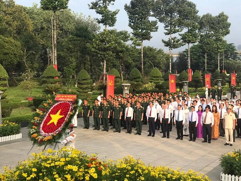 Đoàn đại biểu TP.HCM do Bí thư Nguyễn Văn Nên dẫn đầu dâng hoa tại Nghĩa trang liệt sĩ TP.HCM sáng 26-7. Ảnh: THANH TUYỀN Đoàn đại biểu TP.HCM do Bí thư Nguyễn Văn Nên dẫn đầu dâng hoa tại Nghĩa trang liệt sĩ TP.HCM sáng 26-7. Ảnh: THANH TUYỀN