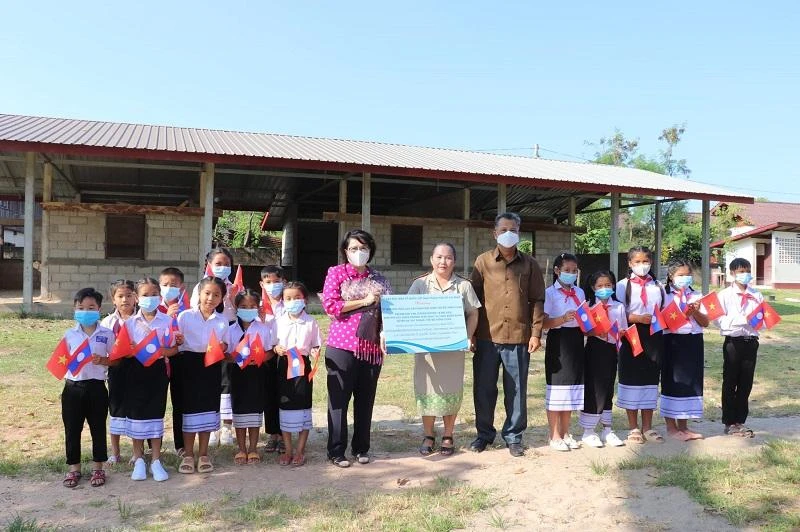 Đoàn đến thăm ngôi trường đang được xây dựng. Ảnh: MTTQ TP.HCM Đoàn đến thăm ngôi trường đang được xây dựng. Ảnh: MTTQ TP.HCM
