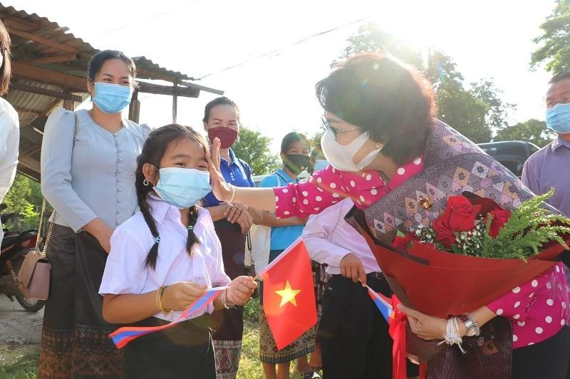 Chủ tịch Ủy ban MTTQ Việt Nam TP Tô Thị Bích Châu thăm hỏi các em học sinh tại trường. Ảnh: MTTQ TP.HCM Chủ tịch Ủy ban MTTQ Việt Nam TP Tô Thị Bích Châu thăm hỏi các em học sinh tại trường. Ảnh: MTTQ TP.HCM