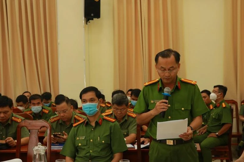 Đại diện Công an phường Tân Chánh Hiệp, quận 12 nêu tình hình quản lý cư dân tại chung cư. Ảnh: VÕ THƠ Đại diện Công an phường Tân Chánh Hiệp, quận 12 nêu tình hình quản lý cư dân tại chung cư. Ảnh: VÕ THƠ