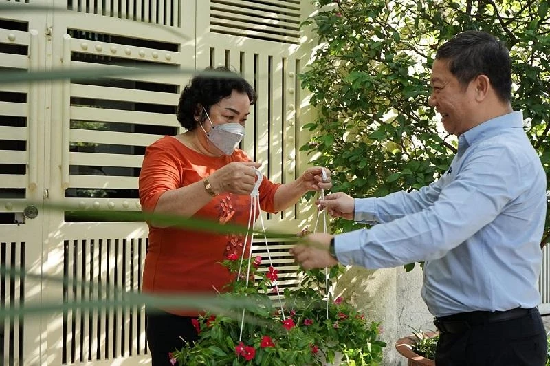 Phó Chủ tịch UBND TP.HCM Dương Anh Đức đến nhà dân trao tặng hoa kiểng. Ảnh: MTTQ TP.HCM Phó Chủ tịch UBND TP.HCM Dương Anh Đức đến nhà dân trao tặng hoa kiểng. Ảnh: MTTQ TP.HCM