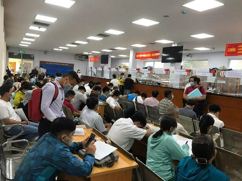 Người dân đến làm thủ tục đất đai tại bộ phận tiếp nhận khu vực II, TP Thủ Đức. Ảnh: THANH TUYỀN Người dân đến làm thủ tục đất đai tại bộ phận tiếp nhận khu vực II, TP Thủ Đức. Ảnh: THANH TUYỀN